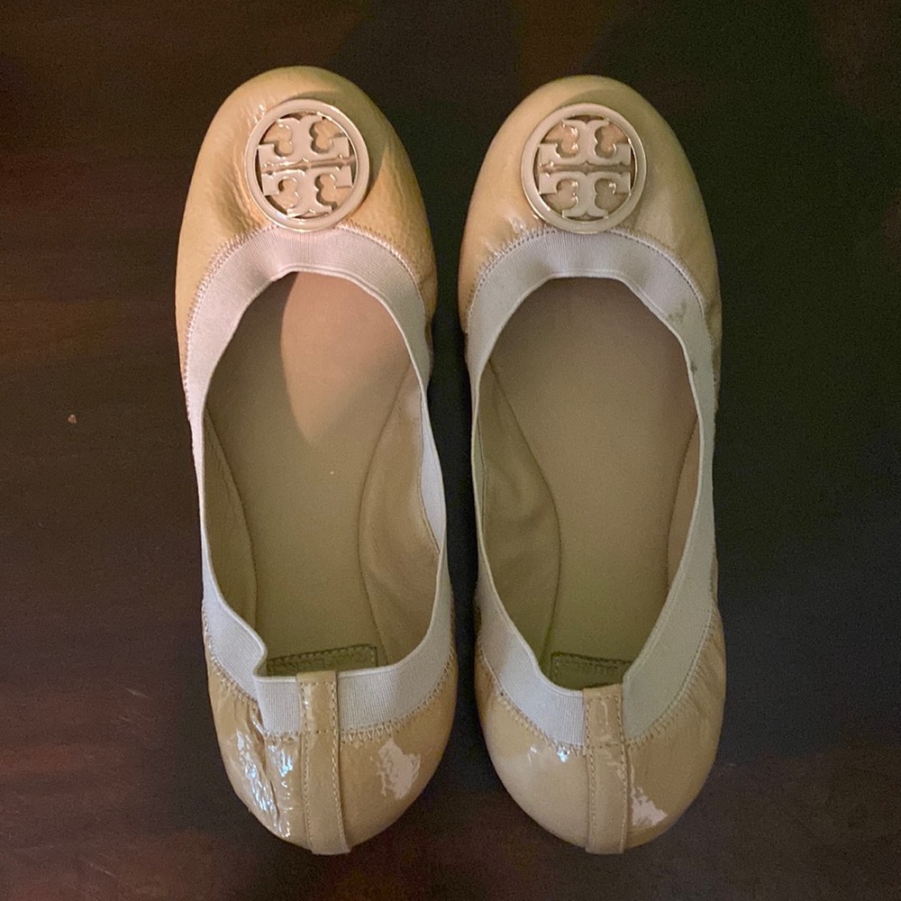 Tory Burch cream color patent leather flats size 7.5 gently loved